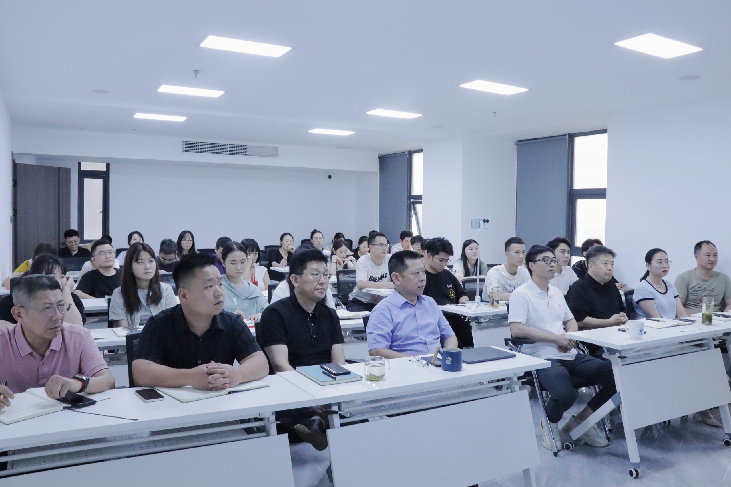 【順韻動(dòng)態(tài)】公司召開2024年中工作總結(jié)大會(huì)